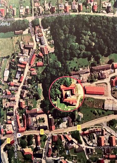 Замок. Історична перлина XIV століття, дуже добре збережена. На південний захід від Магдебурга – zentrale Lage am Stadtpark