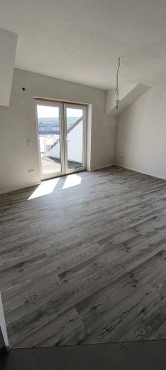 Provifrei! Erstbezug, 2 Zimmer Dachterrassenwohnung 0,76%KfW Darlehen inkl! – Helles Wohnzimmer