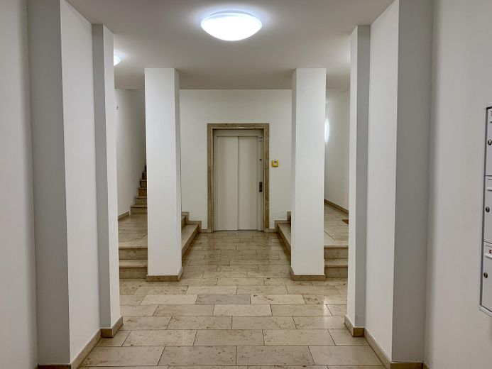 Möbilierte komfortable Wohnung am Wissenschaftsstandort Berlin-Adlershof – Haus-Eingangsflur/Fahrstuhl
