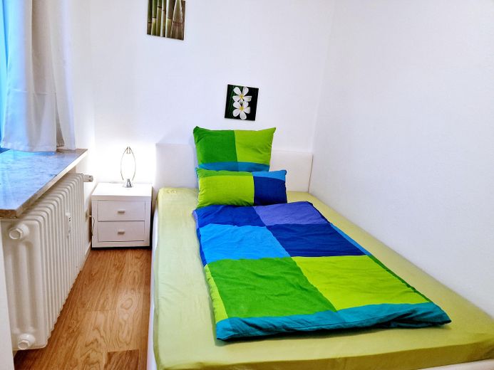 Nähe Waldfriedhof: Möblierte 2-Zimmer Wohnung im EG, kleine Anlage m. Terrasse – Schlafzimmer