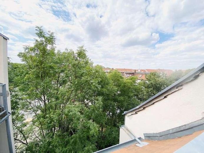 Luminoso appartamento mansardato con 2 locali, loggia e affascinanti travi in legno – Ausblick Loggia