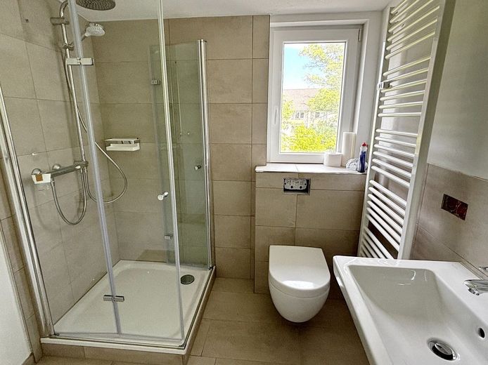 Erstbezug nach Sanierung: Helle 3-Zimmer-Wohnung mit Einbauküche &amp; Top-Dämmung - ideal für 1-2 Personen – modernes Tageslichtbad
