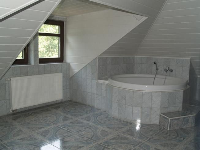 Exklusiv DG-Penthouse JAGDSCHLOSS 20km von L-Bhf 210m², 40m² Dachterrasse, Park, See, 2 Bäder – Hauptbad mit el Bodenheizung