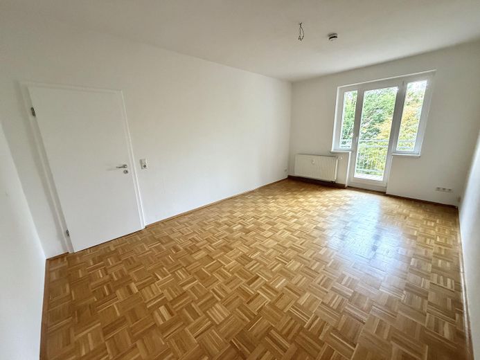 2-Raum-Wohnung mit Balkon & Badewanne - WG geeignet - Parkett-Fußboden – Wohnzimmer