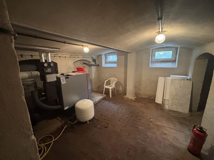 Edificio plurifamiliare con grande corpo posteriore e due garage – Heizungsraum