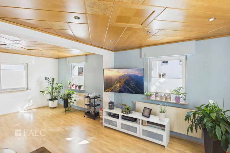 Umfassend modernisiertes und in weiten Teilen saniertes und zentrales Wohnhaus mit Einliegerwohnung – Wohnung-EG