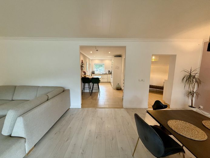 Wohnzimmer mit Blick Küche