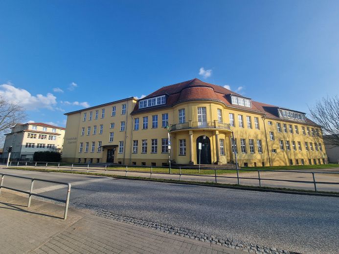 Erstbezug in Zepernick – Provisionsfreie KfW-40-EE Stadtvilla auf über 1.000 m² Grundstück – Umgebung Grundschule Zepernick
