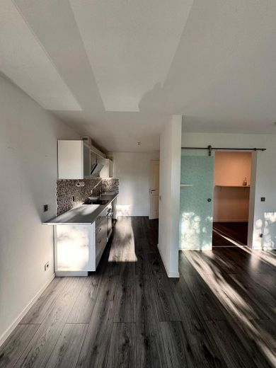 Provisionsfreie, modernisierte 3-Zimmer-Wohnung mit Wintergarten und Garagenbox, bezugsfrei – Küchenzeile
