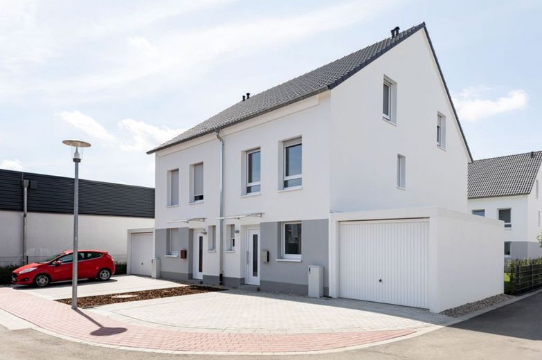 Nowoczesny dom murowany KfW-40-QNG z ogrodem – doskonała lokalizacja w Hattersheim, instalacja fotowoltaiczna i pompa ciepła w cenie – Ansihttps://medicht Musterhaus