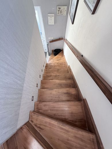 Modern detached house with granny flat in a popular residential area – Treppe mit Holzhandlauf