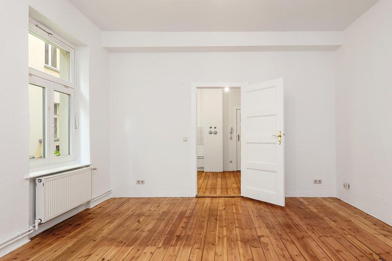 Auguststraße 89 - Sessiz bir iç avluda bulunan, hemen taşınılmaya hazır dubleks daire – 01_Wohnbereich_Dielen_Augustst