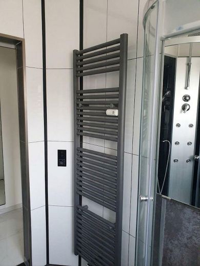 127 m² PRIVATES WOHNEN MIT EIGENEM POOL & GARTEN – 2 GARAGEN + 1.920 € KALTMIETEINNAHMEN – Hochparterre Gästebad