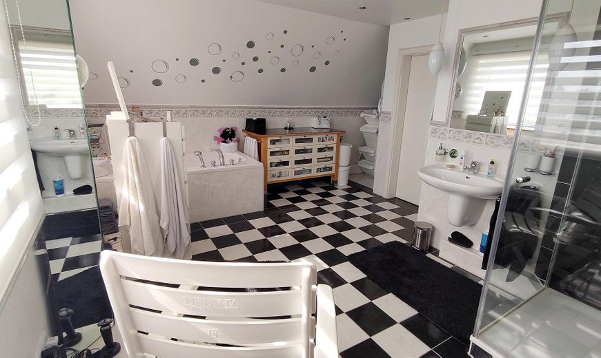 Hermoso y luminoso dúplex de 3 habitaciones sobre los tejados de Moers – Bad mit Wanne - Whirlpool
