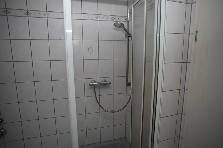 Comfortable 3-room maisonette apartment with balcony and underground garage in Plauen – Bad