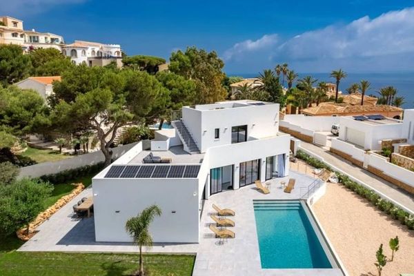 Panoramik manzaralı etkileyici anahtar teslim villa