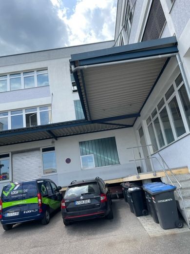 günstiger Büroraum in Gemeinschaftsbüro im Industriegebiet Leonberg an der Autobahn – Lasteneingang hinten