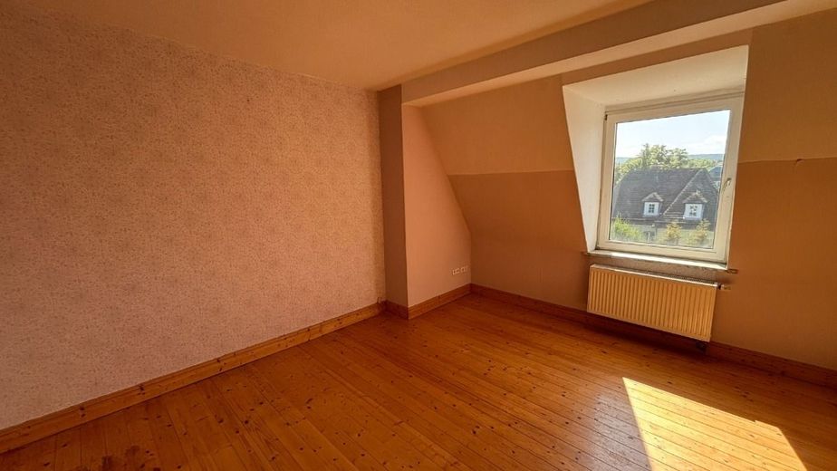 6-Zimmer-Dachgeschosswohnung mit EBK und Gartenabteil, nähe Bahnhof – Schlafzimmer - www.immobilien-heise.de