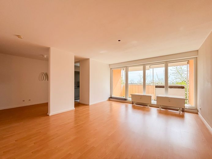 Direkt einziehen und wohlfühlen: helle 3-Zimmer-Wohnung mit Südbalkon und Tiefgarage, WI Nordenstadt – Wohnzimmer
