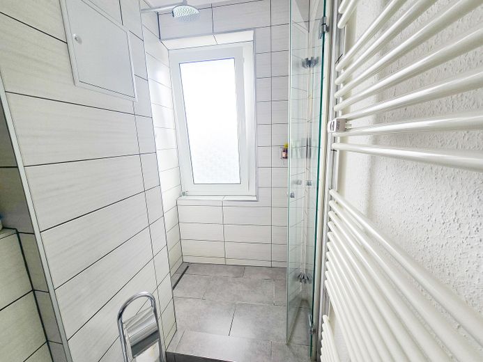 fast ebenerdige Dusche