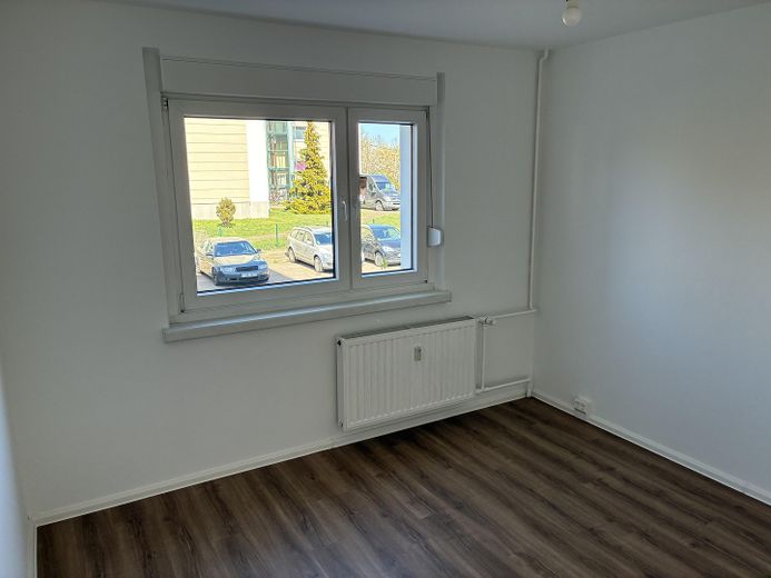 Frisch renovierte 2-Zimmer-Wohnung mit Balkon & Einbauküche – ideal für WG oder Singlehaushalt – Schlafzimmer (SZ) 1