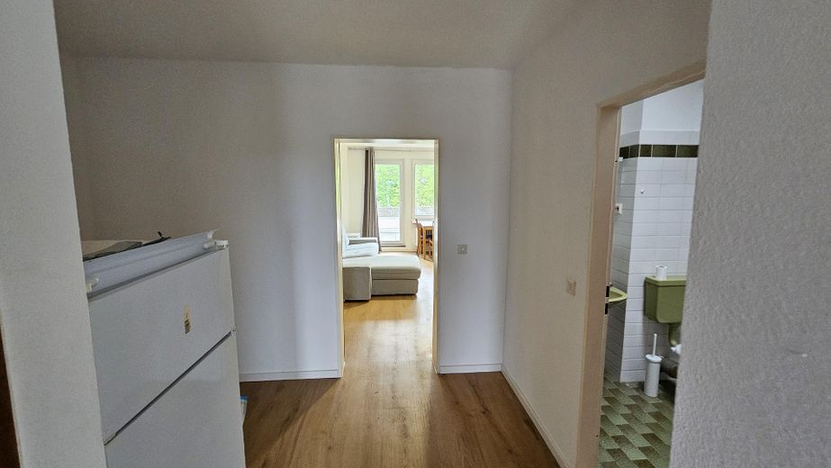 Zentrale 2 Zi.Wohnung · 62 m² · direkt am Bahnhof, ohne Zuglärm · Balkon – Flur zum Wohnzimmer