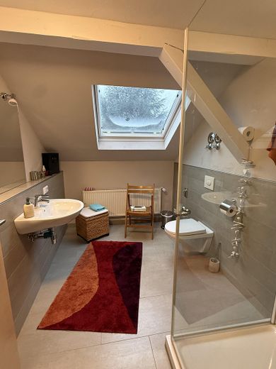Modernes EFH mit Einliegerwohnung & Traumgarten | Provisionsfrei & bezugsbereit – 2. OG Badezimmer 1