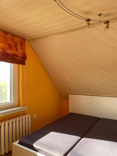 Gepflegte 4‑Zimmer‑Doppelhaushälfte | 110 m² | Vollkeller mit Nutzfläche 55 m² | Südterrasse – Giebelzimmer im OG