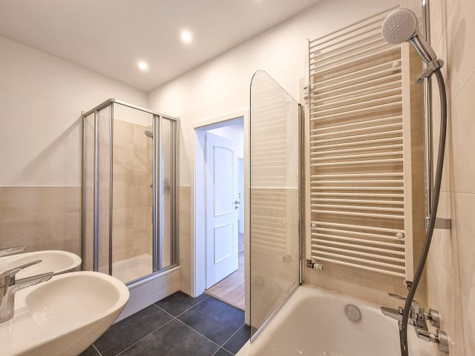 أكثر من أربعة جدران: منزلكم الجديد - متاح الآن وجاهز للسكن – Badezimmer