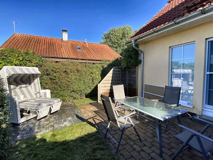 DHH-Juwel 90 qm mit Ostsee-Blick und Naturstrand – Gartenseite mit Terrasse