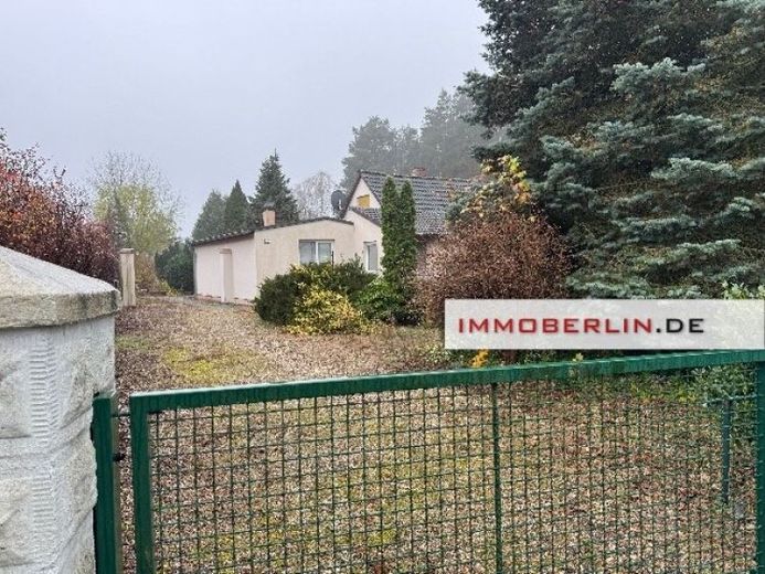 IMMOBERLIN.DE - Angenehmes Baugrundstück mit Bungalow in Südausrichtung & Harmonielage – Foto 1