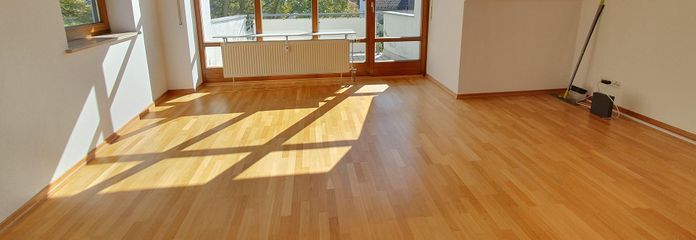 Luminoso appartamento di 2 1/2 locali a Landshut-West, libero per l’occupazione – Wohnzimmer mit Balkon_1