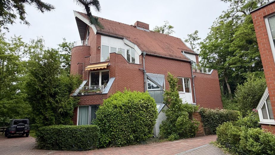 Berlin-Kladow -kernsanierte 3 Zimmer Maisonette Wohnung mit kleinem Garten – Hausansicht 1
