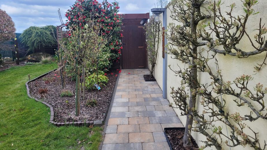 Weg zum Carport