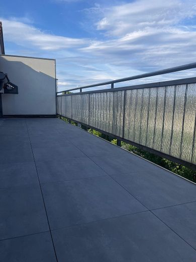Provisionsfrei: Lichtdurchflutete DG-Wohnung mit 16 m² Dachterrasse, Aufzug & TG-Stellplatz – Dachterrasse neue Platten 2026