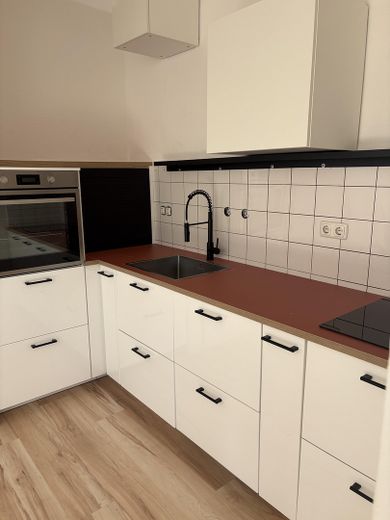 Gemütliche 2-Zimmer-Wohnung mit moderner Wohnküche & weißem Wannenbad – ruhig zum Innenhof – Küche 3 geschlossene Jalousie