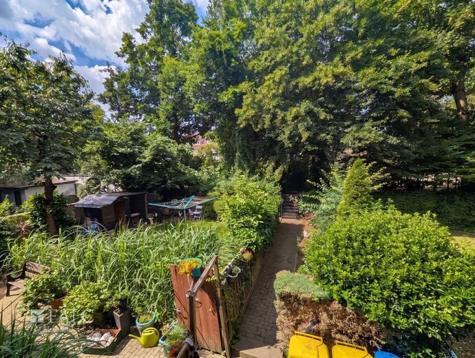 Grundsolides 9-FH in GE-Ückendorf: Hoher Cashflow &amp; massive Mietreserve bei 822 EUR/m² – Garten von oben 1