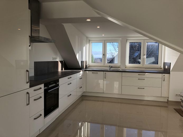 Exklusive Dachgeschosswohnung mit 2 Zimmern sowie Loggia in bevorzugter Lage von Plön – Wohnküche