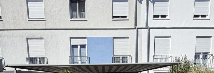 PV-Anlage, Speicher, Wallbox und Dachterrasse वाले आधुनिक पारिवारिक घर