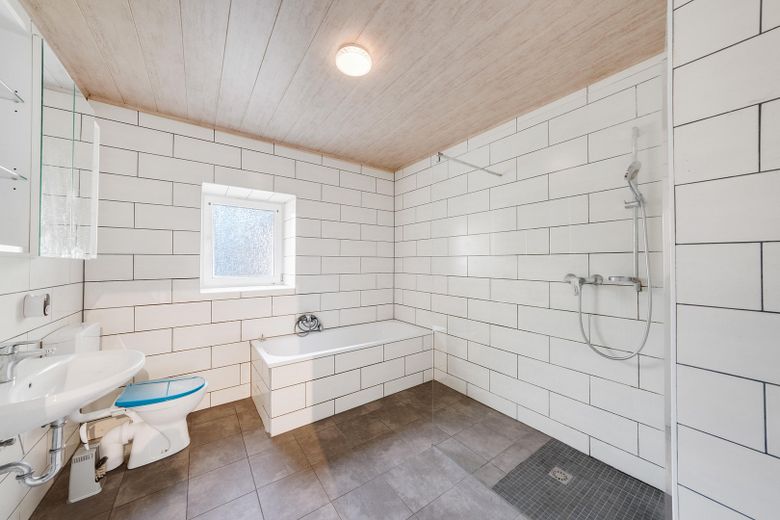 Großzügiges 8-Zimmer-Wohnhaus auf drei Wohnebenen in Aßlar-Berghausen – Foto 7