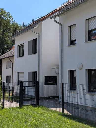 Bahçeli ve güneybatı teraslı şık maisonette daire – kendi evinizde yaşıyormuş gibi – Ansicht vorne