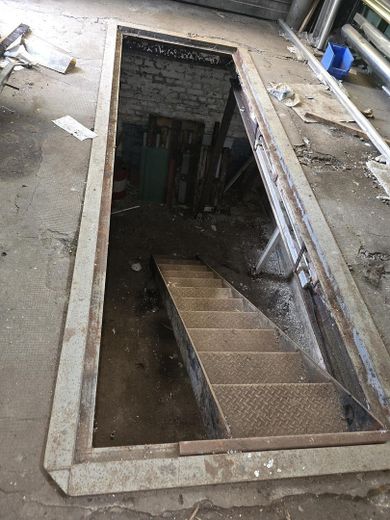 Gewerbe-/Werkstatthalle mit Arbeitsgrube, Doppelgarage und Lager – Foto 6
