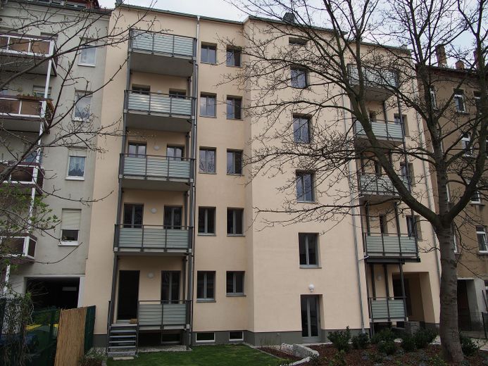 Abitare con stile in una casa a risparmio energetico – Fassade mit grossen Balkonen
