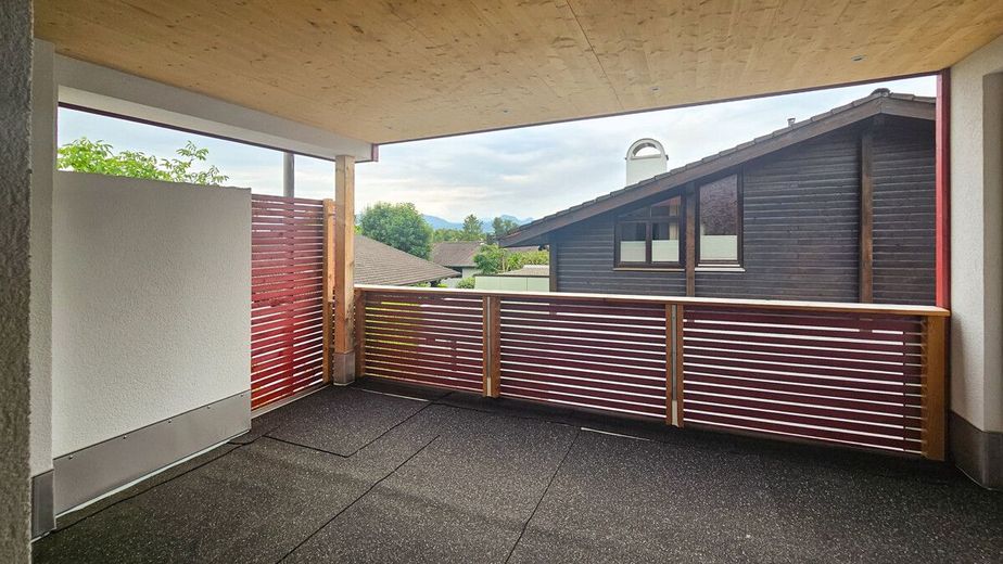 Stadtvilla mit kleinem Garten - Neubau Massivholzhaus am Waldrand mit 180m² Wohnfläche – Freisitz mit Blick in die Berge