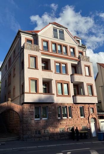 Ekskluzywne, jasne 2 1/2-pokojowe mieszkanie na poddaszu w centrum miasta Aschaffenburg z balkonem - blisko Menu – Hausfront Löherstrasse