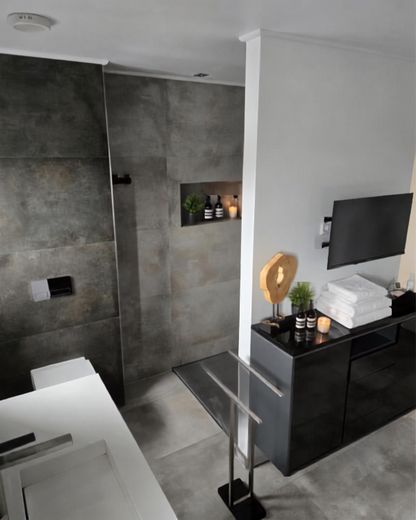 ​Arbeiten & Luxuriös Wohnen: Kernsaniertes Anwesen mit 114 m² Gewerbe-Areal & Autarkie-Technik – Bad en Suite