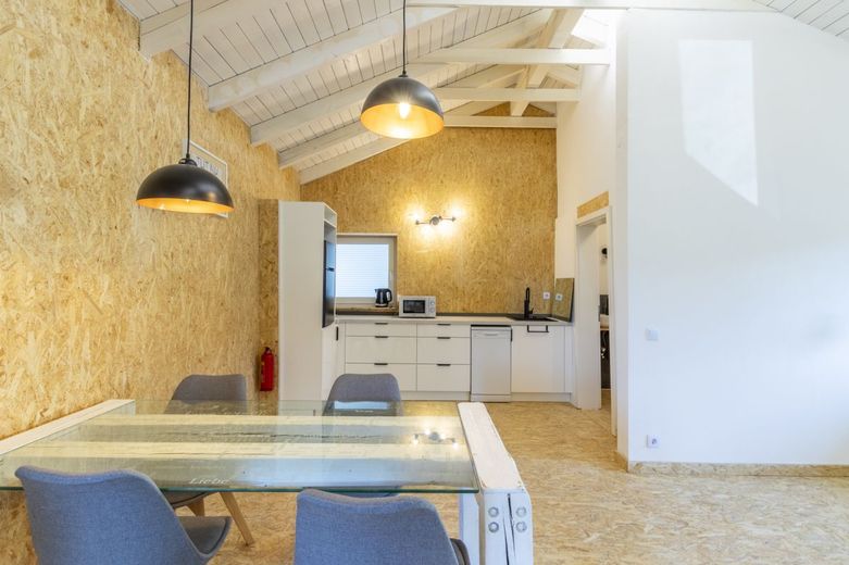Über 8 % Rendite: Boardinghouse-Ensemble: 3 Gebäude &amp; Garten – Gebäude 1 | Wohn- &amp; Essbereich