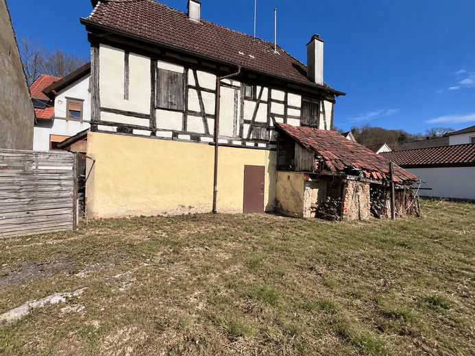 Dom z muru pruskiego z potencjałem rozbudowy w Kraichtal-Menzingen, z działką o powierzchni 400 m² – Hinterer Garten