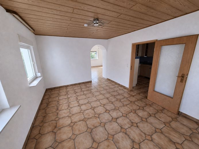 Großzügige 4-Zimmer-Wohnung mit Balkon, EBK & Klimaanlage – Esszimmer mit Durchgang