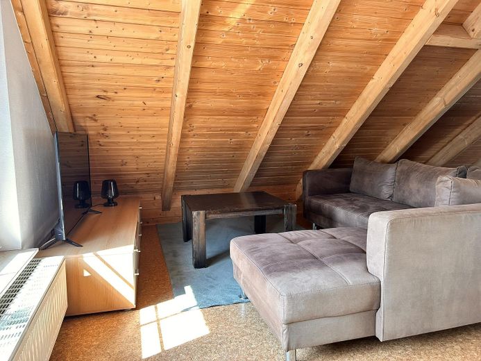möblierte DG-Wohnung in Schkeuditz – ideal als arbeitsbedingte Wohnung – Wohnzimmer